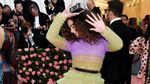 Bawa Kepala hingga Jadi Lampu, Penampilan Seleb di Met Gala 2019
