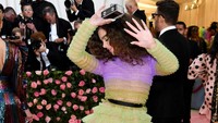 Hailee Steinfeld tampil dengan gaun ombre dengan sebuah tulisan yang menolak untuk di foto. Dimitrios Kambouris/Getty Images for The Met Museum/Vogue