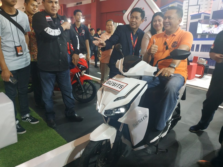Bamsoet dan motor listrik nasional Gesits. Foto: Ridwan Arifin Bamsoet dan motor listrik nasional Gesits. Foto: Ridwan Arifin