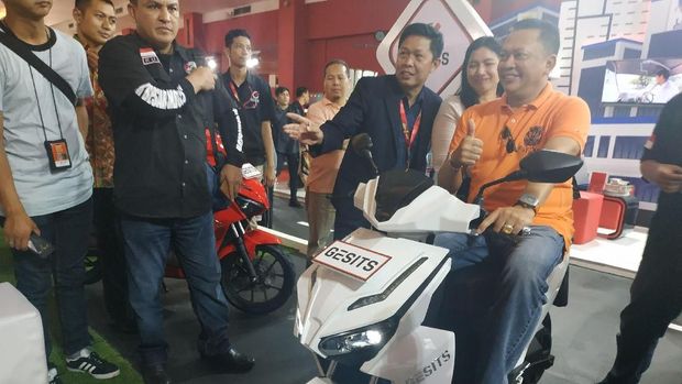 Bamsoet saat pertama kali duduk di atas motor Gesits