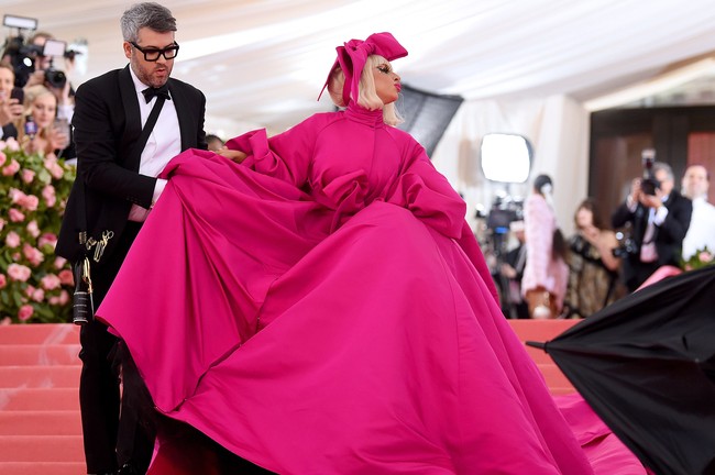 Tak diragukan lagi jika Lady Gaga adalah salah satu seleb yang tampil paling heboh di Met Gala 2019. Tiga kali ganti busana selama berjalan di karpet merah, ia pun harus dibantu sang desainer gaunnya sendiri, Brandon Maxwell, agar bisa berjalan. Foto: Getty Images