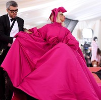 Tak diragukan lagi jika Lady Gaga adalah salah satu seleb yang tampil paling heboh di Met Gala 2019. Tiga kali ganti busana selama berjalan di karpet merah, ia pun harus dibantu sang desainer gaunnya sendiri, Brandon Maxwell, agar bisa berjalan. Foto: Getty Images