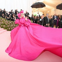 Lady Gaga menghadiri MET Gala 2019 yang digelar di Metropolitan Museum of Art, New York City, New York, AS, Senin (6/5/2019). Penyanyi yang juga aktris ini datang dengan gaya eksentrik dalam balutan gaun pink rancangan sahabatnya, desainer Brandon Maxwell. (Foto: Getty Images)