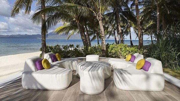Teras yang dilengkapi dengan sofa nyaman untuk sekedar bersantai atau berjemur (Banwa Private Island) Teras yang dilengkapi dengan sofa nyaman untuk sekedar bersantai atau berjemur (Banwa Private Island)