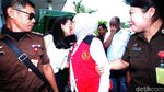 Atiqah Setia Dampingi Ratna Sarumpaet Jalani Sidang