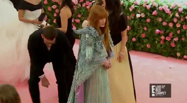 Para pahlawan Met Gala harus memastikan jika selebriti tetap tampil rapi dengan gaunnya yang heboh. Tapi di saat yang bersamaan, mereka jangan sampai terlihat dalam foto. Peran mereka benar-benar perlu diapresiasi. Foto: dok E!