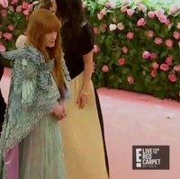 Para pahlawan Met Gala harus memastikan jika selebriti tetap tampil rapi dengan gaunnya yang heboh. Tapi di saat yang bersamaan, mereka jangan sampai terlihat dalam foto. Peran mereka benar-benar perlu diapresiasi. Foto: dok E!