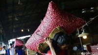 Berdasarkan Pusat Informasi Harga Pangan Strategis (PIHPS) Nasional, harga bawang merah naik tipis 1,9% dari Jumat lalu sebesar 39.450/kg. 