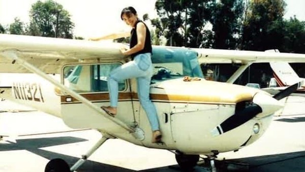 Di zaman itu, tidak ada pilot wanita di Jepang. Dia ditolak masuk Angkatan Udara. Untuk masuk Akademi Penerbangan Sipil di Jepang, Ari tidak memenuhi syarat karena tubuhnya kurang tinggi. Akhirnya dia sekolah pilot di AS. (CNN) Di zaman itu, tidak ada pilot wanita di Jepang. Dia ditolak masuk Angkatan Udara. Untuk masuk Akademi Penerbangan Sipil di Jepang, Ari tidak memenuhi syarat karena tubuhnya kurang tinggi. Akhirnya dia sekolah pilot di AS. (CNN)