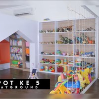 Kali ini Shireen dan Tengku membawa viewers ke ruang bermain anak. Menurut Shireen, sebagai orangtua yang memiliki tiga anak, perlu menyediakan ruang khusus untuk aktivitas mereka. Karena anak-anak kan aktif, tuturnya. Foto: Screenshot YouTube/The Sungkars Family