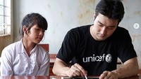 Pasti banyak yang iri dengan gadis kecil yang diajari Siwon menggambar! Dok. Instagram/siwonchoi