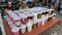Berbagai jenis kudapan dijual disini.