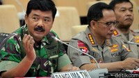 Panglima TNI Marsekal TNI Hadi Tjahjanto memaparkan pandangannya dalam rapat kerja bersama Dewan Perwakilan Daerah (DPD) terkait evaluasi penyelenggaraan Pemilu serentak 2019.