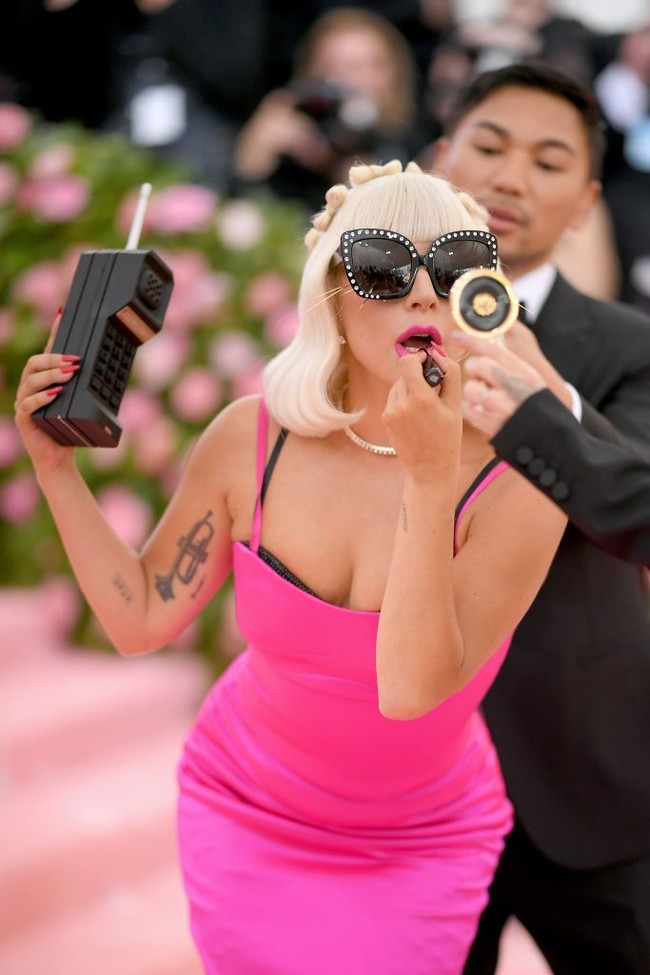 Tidak ketinggalan, perhiasan dari Tiffany & Co. semakin menyempurnakan penampilan Gaga malam itu di MET Gala 2019. Tidak tanggung-tanggung, perhiasan tersebut bernilai hampir US$ 2 juta atau sekitar Rp 26 miliar! (Foto: Getty Images)