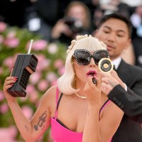 Tidak ketinggalan, perhiasan dari Tiffany & Co. semakin menyempurnakan penampilan Gaga malam itu di MET Gala 2019. Tidak tanggung-tanggung, perhiasan tersebut bernilai hampir US$ 2 juta atau sekitar Rp 26 miliar! (Foto: Getty Images)