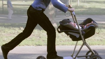 Buat orangtua supaya tidak pegal mendorong kereta bayi. (Foto: Brightside)