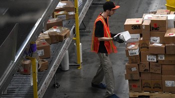 Amazon mengakui telah mengeksplorasi teknologi untuk mengefisienkan barang pesanan sampai ke tangan konsumen, namun belum ada yang dapat menggantikan tenaga manusia. Foto: Reuters