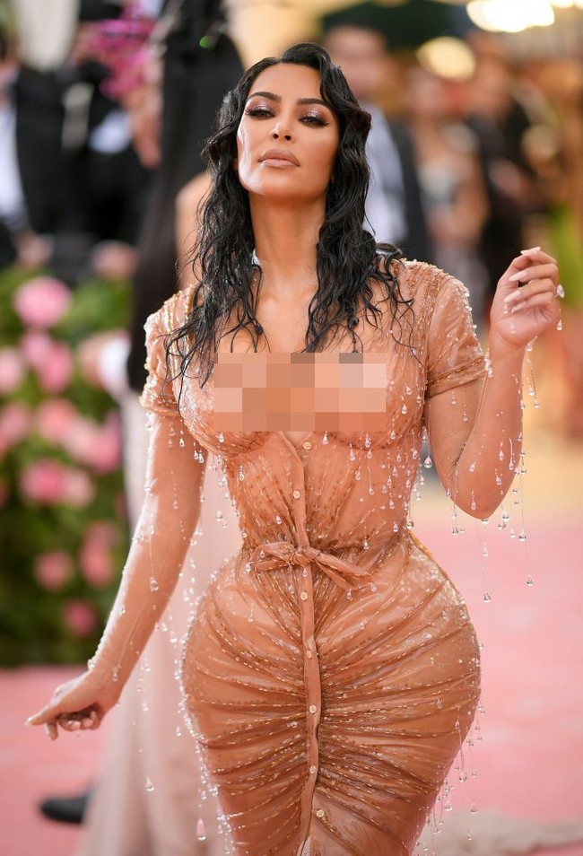 Inilah penampilan Kim Kardashian di MET Gala 2019, Camp: Notes on Fashion. Ia bersolek dengan gaun nude rancangan Thierry Mugler yang menjadi karya perdananya setelah 20 tahun vakum merancang busana untuk House of Mugler. Perlu sekitar delapan bulan membuatnya... Dia (Mugler) membayangkan aku sebagai gadis California yang keluar dari air, basah, menetes-netes, kata Kim Kardashian kepada Vogue. (Foto: Getty Images)