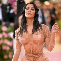 Inilah penampilan Kim Kardashian di MET Gala 2019, Camp: Notes on Fashion. Ia bersolek dengan gaun nude rancangan Thierry Mugler yang menjadi karya perdananya setelah 20 tahun vakum merancang busana untuk House of Mugler. Perlu sekitar delapan bulan membuatnya... Dia (Mugler) membayangkan aku sebagai gadis California yang keluar dari air, basah, menetes-netes, kata Kim Kardashian kepada Vogue. (Foto: Getty Images)