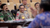 Panglima TNI Marsekal TNI Hadi Tjahjanto bersama Kapolri Jenderal Pol Tito Karnavian hadir dalam rapat kerja bersama Dewan Perwakilan Daerah di Gedung Nusantara V, Kompleks Parlemen Senayan, Jakarta, Selasa (7/5/2019).