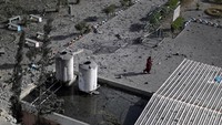 Sebuah sekolah turut hancur akibat serangan udara militer Israel di kota Gaza beberapa waktu lalu. Mohammed Salem/Reuters.