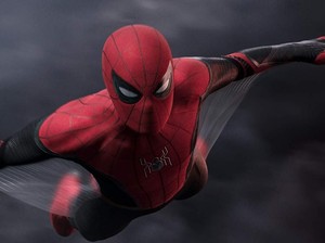 Ini Cara Minum Tom Holland saat Pakai Kostum Spider-Man
