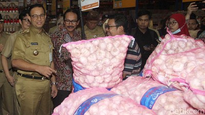 Momen Anies Cek Harga Bawang di Pasar Induk Kramat Jati