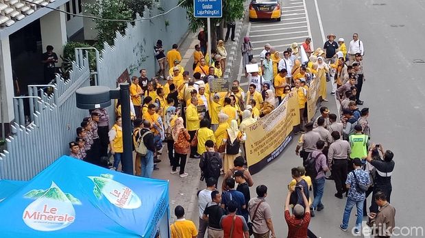 Aksi massa di depan gedung Bawaslu, Jl MH Thamrin, Jakpus, Selasa (7/5/2019)