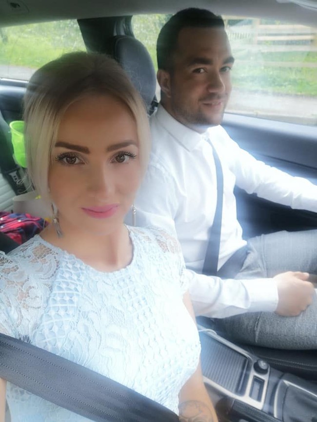 Pada waktu itu aku membawa perlengkapanku, dan sekelompok pemuda mendatangiku dan mengatakan jangan sakiti dirimu sayang.Foto: Facebook