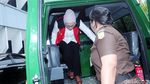 Atiqah Setia Dampingi Ratna Sarumpaet Jalani Sidang
