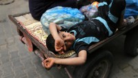 Meski konflik yang terjadi antara Palestina dan Israel masih memanas di Jalur Gaza, tak membuat semangat warga surut untuk menjalankan puasa. Ibraheem Abu Mustafa/Reuters.