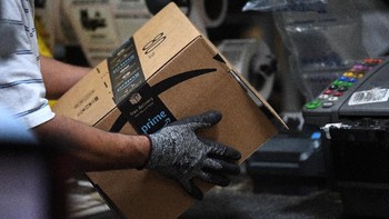 Banyaknya robot yang dioperasikan Amazon menimbulkan kekhawatiran bahwa karyawan manusia akan segera tergantikan. Namun pihak Amazon menepis anggapan itu karena manusia masih punya keunggulan yang belum dimiliki robot, setidaknya untuk saat ini. Foto: Reuters