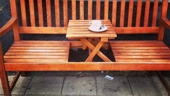 Bangku kayu yang juga memiliki fungsi menjadi meja kecil. (Foto: Brightside)