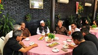 Pisang nugget berlumur saus cokelat dan keju serta lumpia goreng dengan secangkir kopi hangat jadi santapan Ustaz Adi Hidayat di sebuah acara. Nyam! Foto: Facebook adihidayatofficial