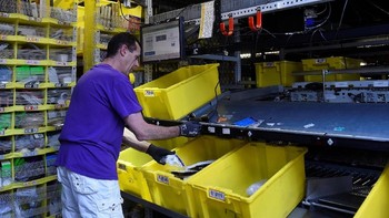 Amazon juga baru saja menaikkan gaji karyawan gudang menjadi USD 15 per jam. Foto: Reuters