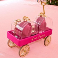 Dalam aksinya di karpet merah, Lady Gaga memboyong sebuah semacam keranjang dorong yang mengangkut dua tas kaca berisi topi bulat pink. Di MET Gala 2019, Lady Gaga ditunjuk sebagai co-chair bersama Serena Williams dan Harry Styles untuk mendampingi Pemimpin Redaksi majalah Vogue AS Anna Wintour selaku penyelenggara. (Foto: Getty Images)