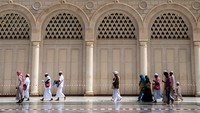 Ziarah ke makam Rasulullah dan para sahabat menjadi salah satu kegiatan yang tak pernah dilewatkan oleh pengunjung yang datang ke Masjid Nabawi di Madinah, Arab Saudi.
