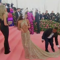 Kerepotan para pahlawan Met Gala tentu lebih dari yang tertangkap di kamera paparazi. Hal itu pun bisa diliha dalam tayangan siaran langsung karpet merah. Agar siluet gaun Emily Ratajkowsky terlihat sempurna, seorang pria harus mengawasi dan membetulkan ekornya. Foto: dok E!