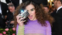 Waduh jadi kalo nggak difoto ia bakal selfie sendiri gitu? Dimitrios Kambouris/Getty Images for The Met Museum/Vogue