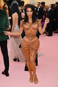 Kasihan Kim Kardashian Susah Duduk karena Pakai Baju  Ini 