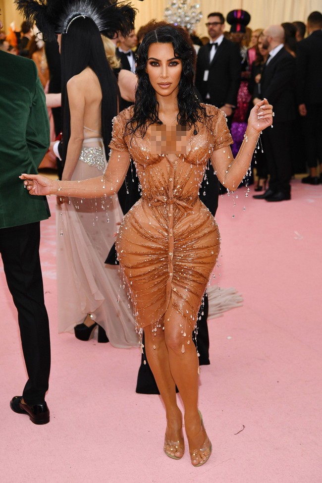 Kim kardashian langsung mencuri atensi ketika ia hadir dengan gaun ketat Mugler dengan beads transparan yang membuat ia seolah baru saja keluar dari air. Namun sayangnya, Kim dengan gaun ketat dan menerawang bukan lagi hal yang baru dan penampilan ini terlihat biasa untuk dirinya. Foto: Getty Images