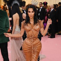 Kim kardashian langsung mencuri atensi ketika ia hadir dengan gaun ketat Mugler dengan beads transparan yang membuat ia seolah baru saja keluar dari air. Namun sayangnya, Kim dengan gaun ketat dan menerawang bukan lagi hal yang baru dan penampilan ini terlihat biasa untuk dirinya. Foto: Getty Images