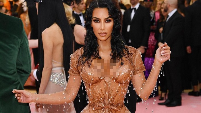 Perlu 8 Bulan untuk Membuat Baju Basah Kim Kardashian di 