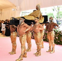 Kehadiran Billy Porter tak mungkin tak menarik perhatian. Performer tersebut tampil seperti raja yang dipobong oleh sejumlah pria. Berbeda dari para asisten lainnya, pria-pria harus lebih bekerja kerasa karena ikut menggunakan kostum dan mengangkat Billy.. Foto: Getty Images