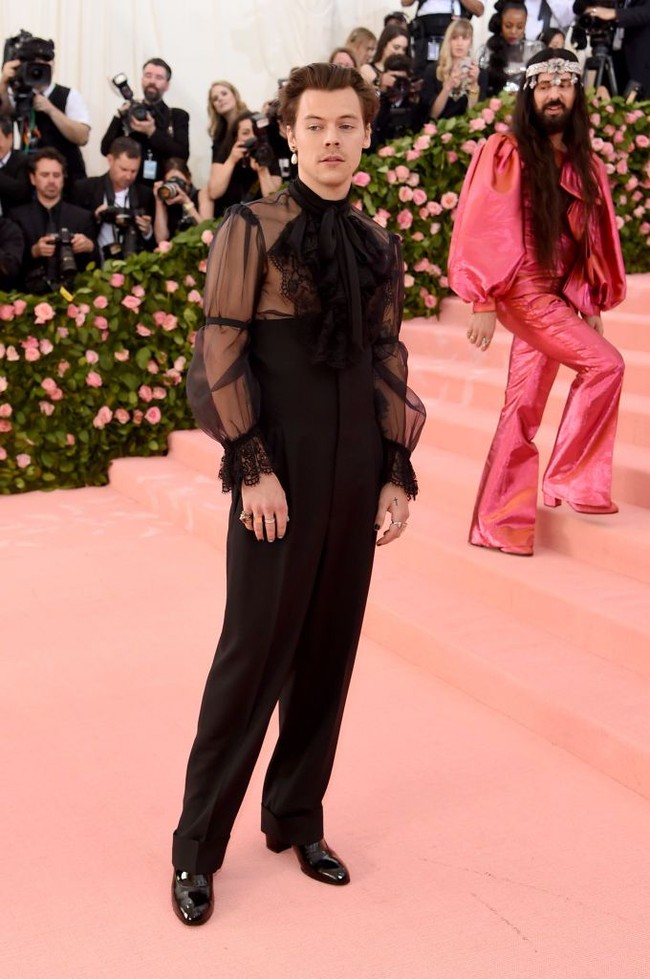 Penyanyi 25 tahun itu melengkapi penampilannya dengan sepatu hitam berhak saat ke MET Gala 2019. Ini bukan kali pertama Harry Styles memakai mens heels. Dalam beberapa kesempatan mantan pacar Taylor Swift itu pernah tertangkap kamera mengenakan sepatu dengan hak. Foto: Jamie McCarthy/Getty Images