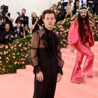 Penyanyi 25 tahun itu melengkapi penampilannya dengan sepatu hitam berhak saat ke MET Gala 2019. Ini bukan kali pertama Harry Styles memakai mens heels. Dalam beberapa kesempatan mantan pacar Taylor Swift itu pernah tertangkap kamera mengenakan sepatu dengan hak. Foto: Jamie McCarthy/Getty Images