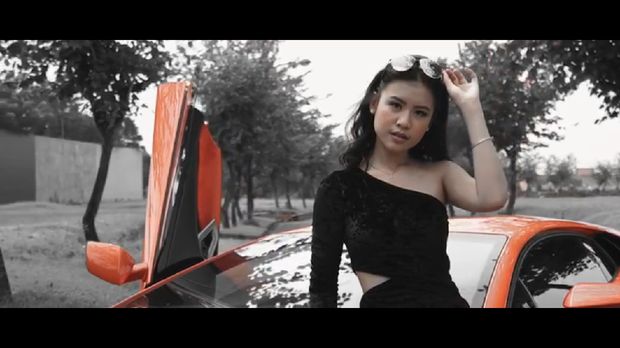 Syahrini Pun 'Kepoin' Gadis Muda Crazy Rich Surabayan Ini