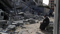 Sebelumnya, hubungan antara kelompok militan Hamas dan militer Israel sempat memanas dan saling serang satu sama lain. Serangan itu menghancurkan rumah-rumah yang berada di sekitar Kota Gaza. Mohammed Salem/Reuters.