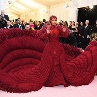Di MET Gala 2019, Cardi B sukses mencuri perhatian dengan gaun merahnya yang dramatis karya  Thom Browne. Uniknya, gaun tersebut dihiasi dua batu rubi keluaran Stefere pada area dada yang masing-masing bernilai US$ 250 ribu atau sekitar Rp 3,6 miliar. Ini puting berbatu rubi yang dibuat oleh Stefere. Jika hilang satu, aku harus menjual salah sati koleksi tas Hermes-ku, kata Cardi B kepada Vogue. (Foto: Dimitrios Kambouris/Getty Images for The Met Museum/Vogue)