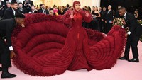 Cardi B kembali jadi perbincangan karena penampilannya dengan gaun merah panjang. Dimitrios Kambouris/Getty Images for The Met Museum/Vogue